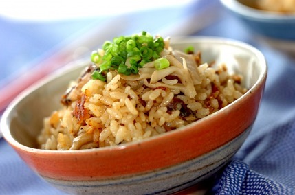 赤い茶碗にいわし缶で作った炊き込みごはんが盛られている