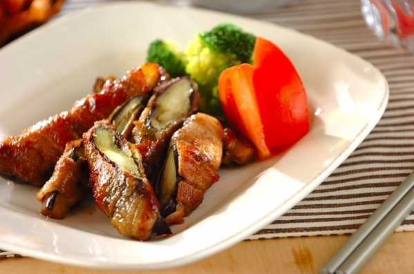 白い皿になすと大葉の豚肉巻きとにんじん、ブロッコリーが盛られている様子