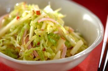 キャベツとリンゴのサラダ