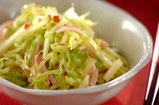キャベツとリンゴのサラダ