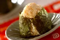 クリーミーなおいしさ！チーズとおかかのおむすび