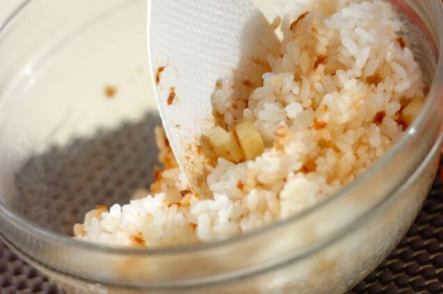 家族が喜ぶおにぎり チーズとおかかのアレンジレシピ by鎌倉 裕子さんの作り方の手順2