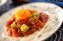 カツオとアボカドのユッケ