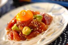 カツオとアボカドのユッケ