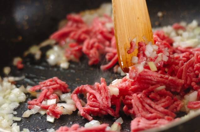 ひき肉クリームソースのフェットチーネの作り方の手順1