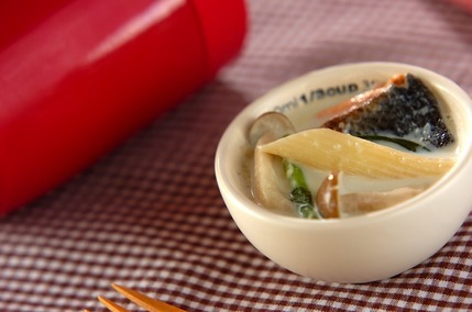 鮭とホウレン草のクリームスープパスタ