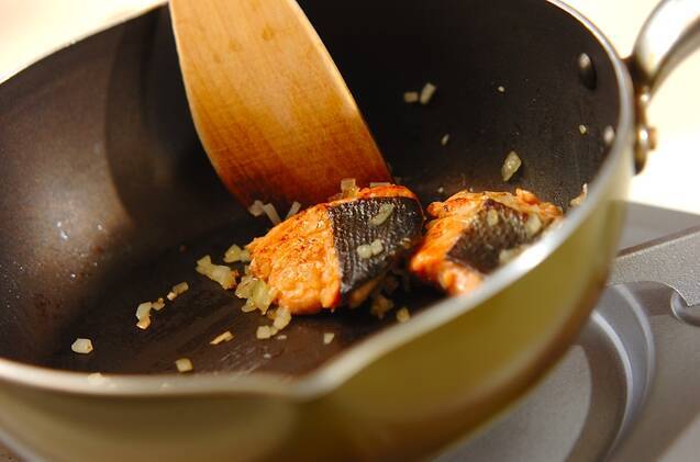 鮭とホウレン草のクリームスープパスタの作り方の手順3