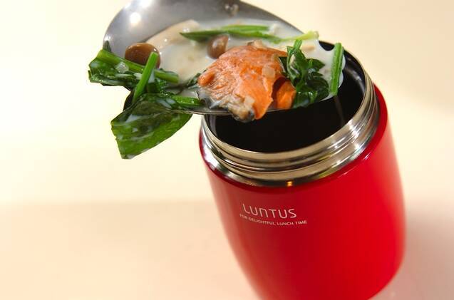 鮭とホウレン草のクリームスープパスタの作り方の手順5