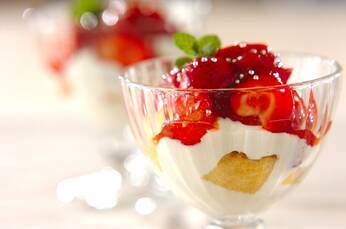 ギリシャ・ヨーグルトとイチゴのパフェ