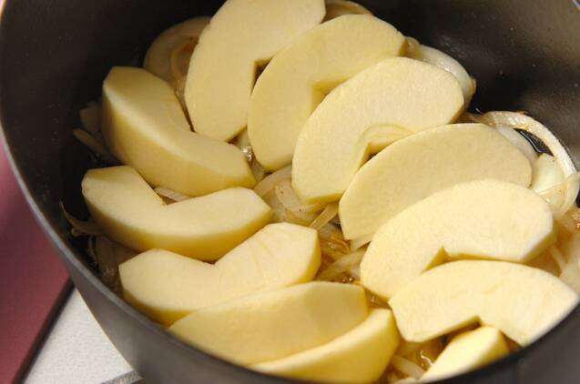 リンゴと豚肉のポットローストの作り方の手順3