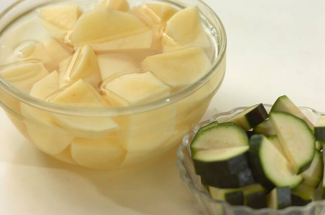 ひき肉と夏野菜のグラタンの作り方の手順1