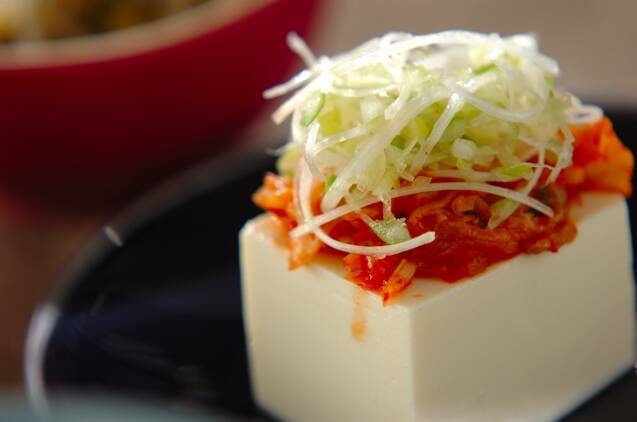 豆腐の上にキムチと白髪ねぎがのった冷奴