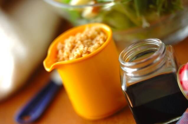 燻製粉チーズとしょうゆがある食卓