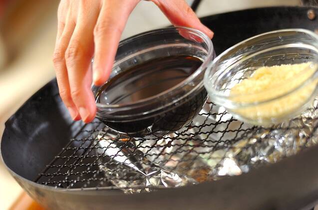 しょうゆと粉チーズの燻製の作り方の手順2