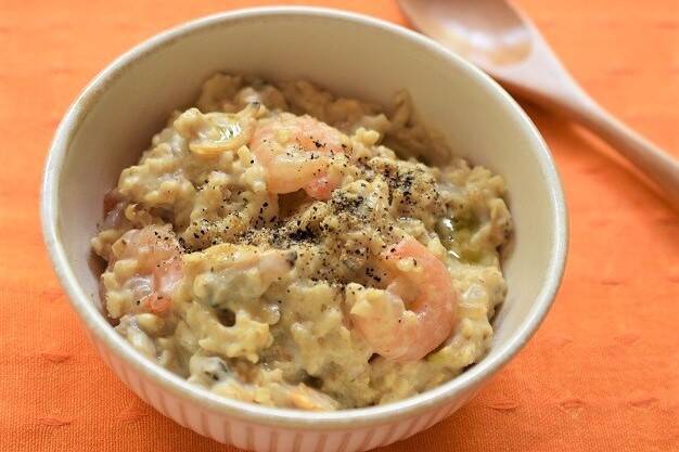 白い器に盛り付けた魚介と野菜のリゾット風オーバーナイトオーツ