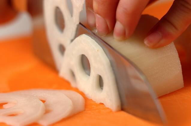 レンコンとカニカマの酢の物の作り方の手順1