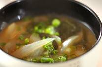 玉ネギと塩ワカメのみそ汁