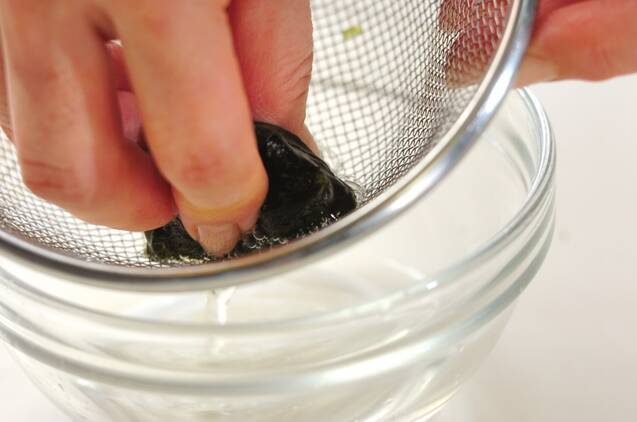 玉ネギと塩ワカメのみそ汁の作り方の手順1