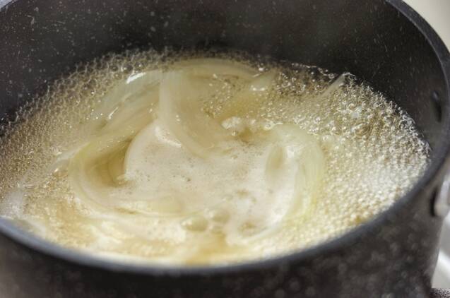 玉ネギと塩ワカメのみそ汁の作り方の手順2