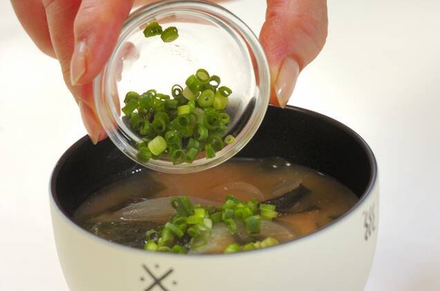 玉ネギと塩ワカメのみそ汁の作り方の手順3