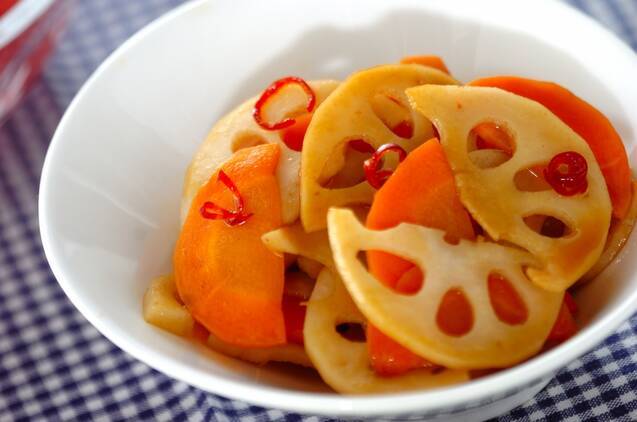 白い皿に盛られているれんこんとにんじんのきんぴら