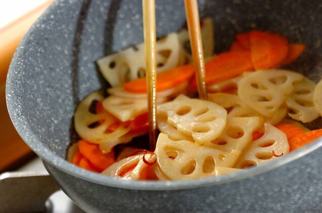 レンコンとニンジンの炒め物の作り方の手順2