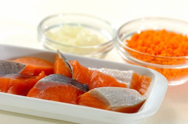 鮭のオランダ揚げの作り方の手順1