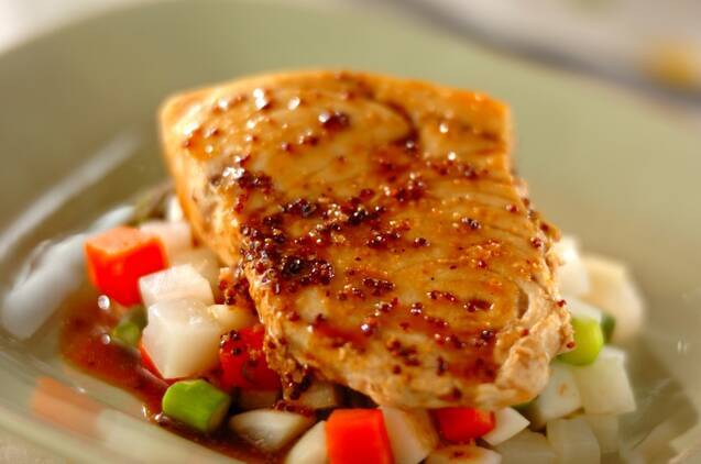 メカジキのソテーとお野菜が盛られた器