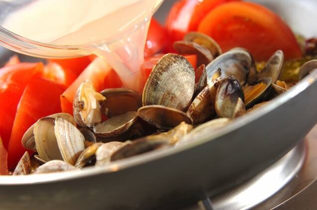 アサリとトマトのガーリックパスタの作り方の手順4