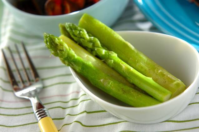 白い皿に盛ったアスパラの素揚げ