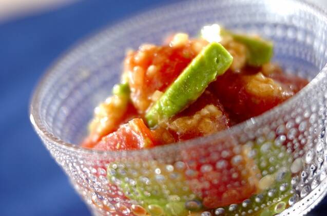 透明な器に盛り付けたマグロとアボカドのサラダ