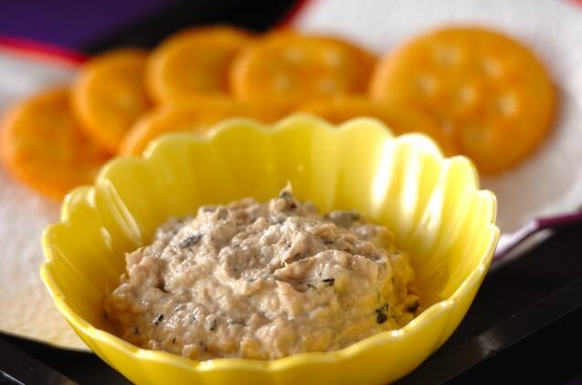 黒豆入りのディップソースを盛った小皿とクラッカー