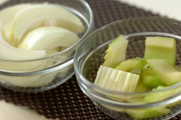 手羽元とセロリのスープの作り方の手順2