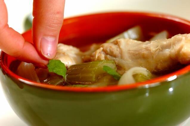 手羽元とセロリのスープの作り方の手順4