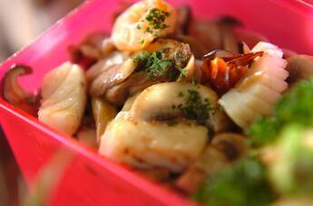 シーフードとキノコのアヒージョ風