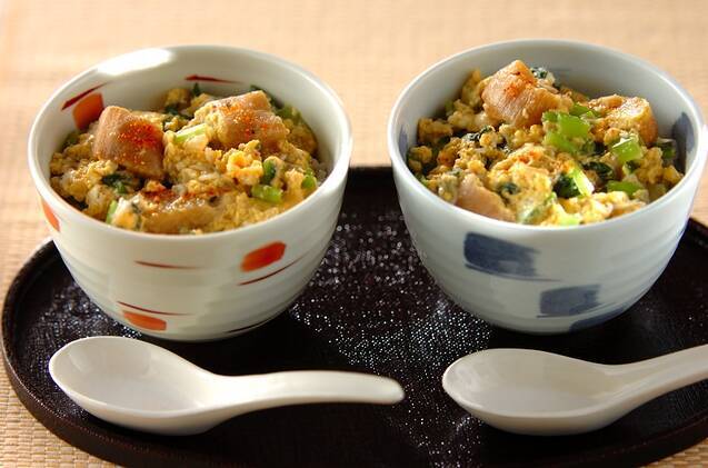 茶碗に盛られた小松菜と麩の卵とじ丼