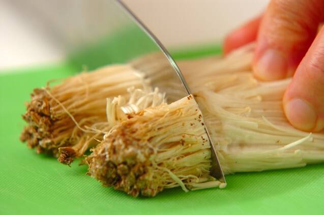 エノキと麩のみそ汁の作り方の手順1