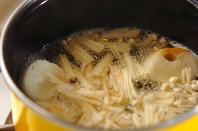 エノキと麩のみそ汁の作り方の手順4