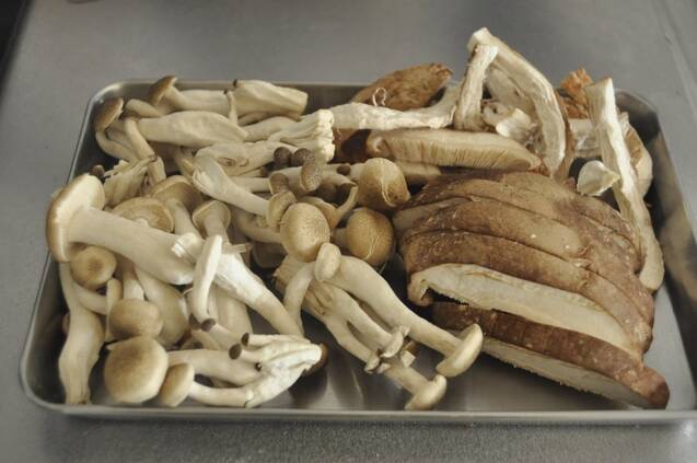 ボリューム感あり！　油揚げ入り混ぜ込みキノコご飯の作り方の手順2