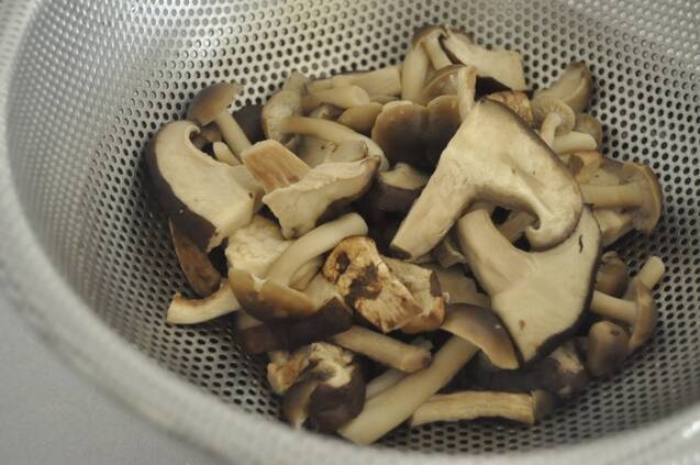 ボリューム感あり！　油揚げ入り混ぜ込みキノコご飯の作り方の手順5