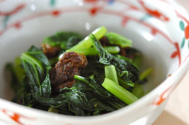 皿に盛り付けられた小松菜のとろろこんぶ和え