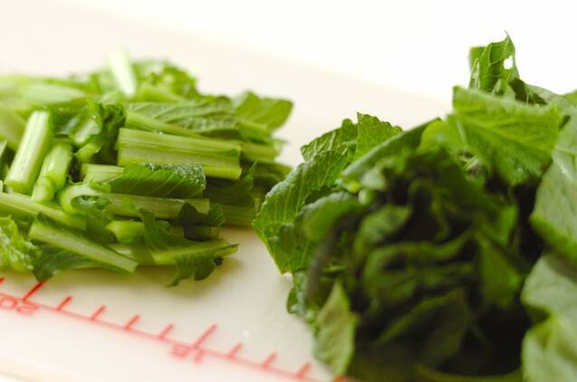 小松菜のとろろ昆布和えの作り方の手順1