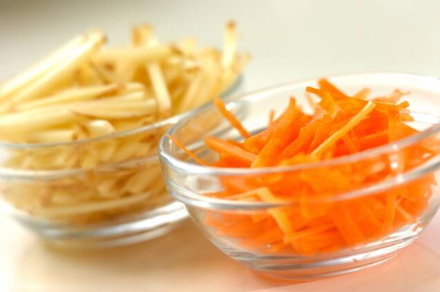 新ジャガとニンジンの甘酢和えの作り方の手順1