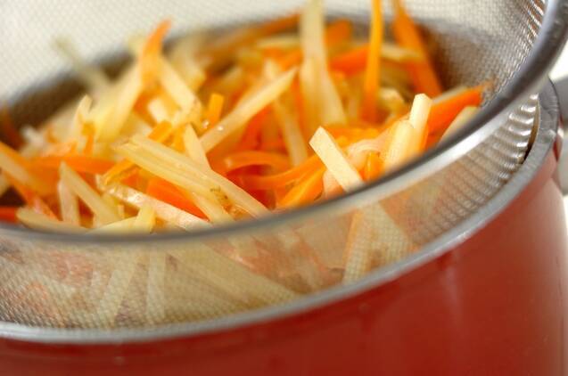 新ジャガとニンジンの甘酢和えの作り方の手順2