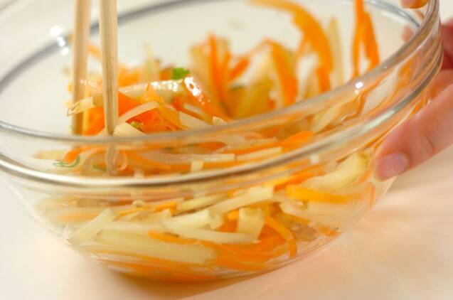 新ジャガとニンジンの甘酢和えの作り方の手順4