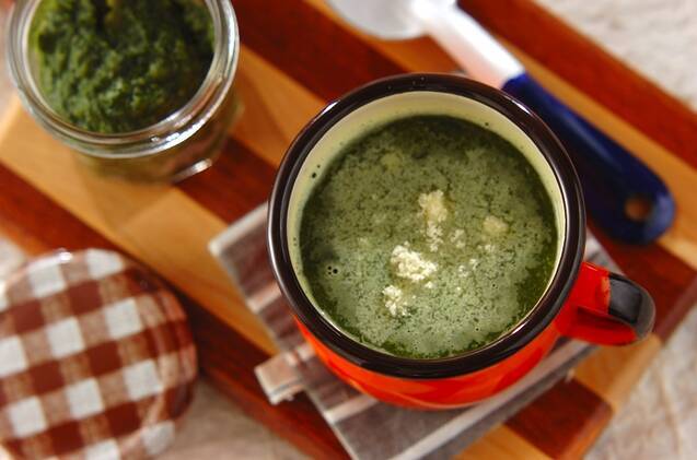 マグカップに注がれたほうれん草のカレースープ