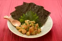 ホタテのピリ辛韓国風　焼き海苔添え