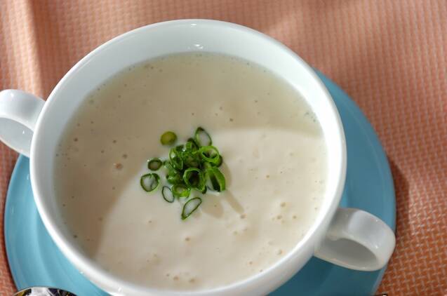 白いスープカップに入った豆腐の冷製スープ