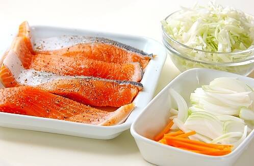 鮭の蒸し焼きの作り方の手順1