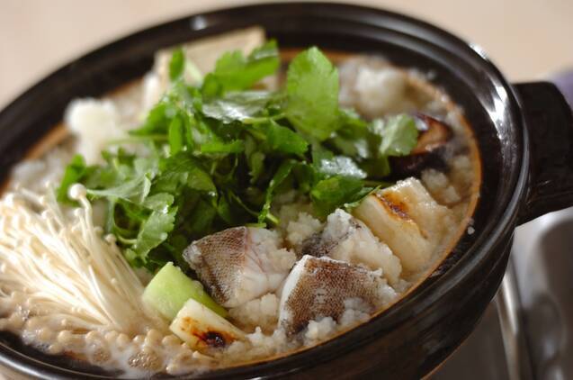 黒い鍋に入ったみぞれ鍋